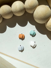 Load image into Gallery viewer, Pumpkin Stud Robin&#39;s Egg
